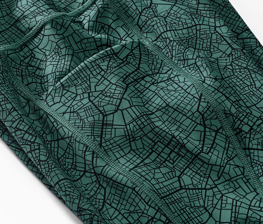 Détail d'un legging de sport avec un motif de carte et une poche.