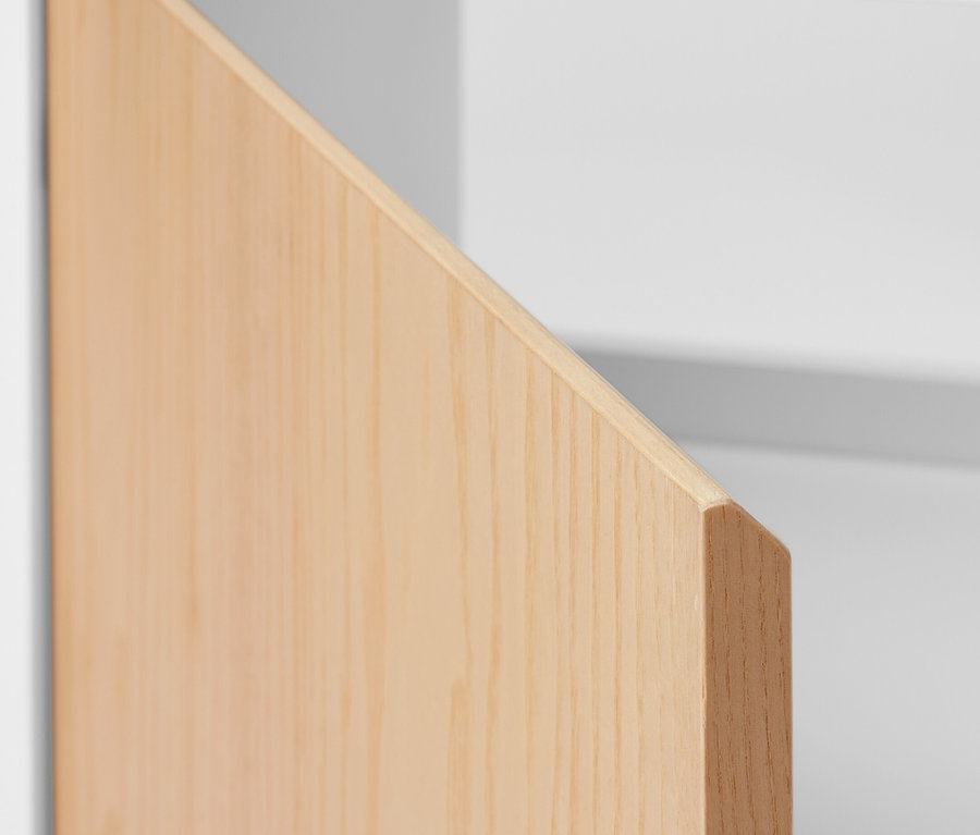 Détail d'un meuble sous-vasque avec porte et espace latéral.