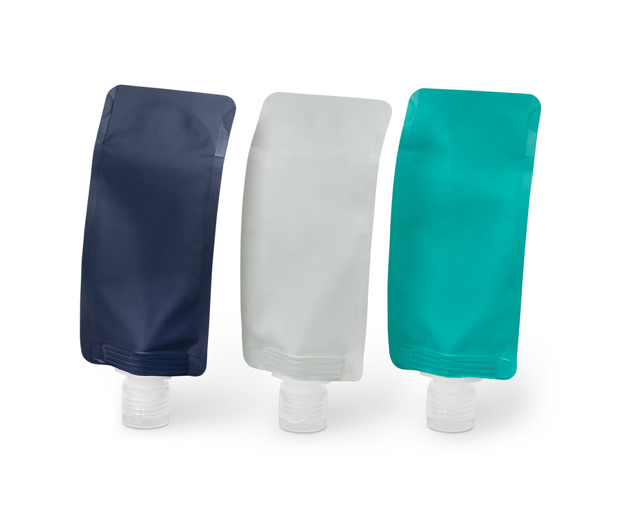 Trois bouteilles de voyage réutilisables en bleu, gris et turquoise.