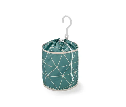 Un sac à pinces à linge vert à motifs avec un crochet en plastique blanc.