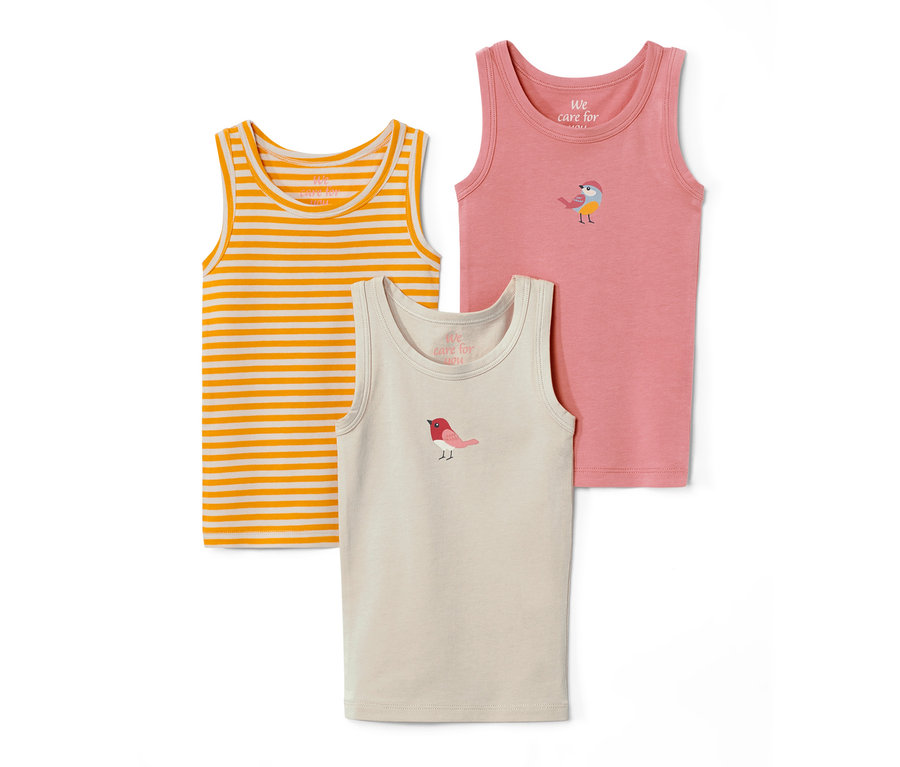 Trois maillots de corps pour tout-petits : un jaune rayé, un beige et un rose avec un motif d’oiseau.
