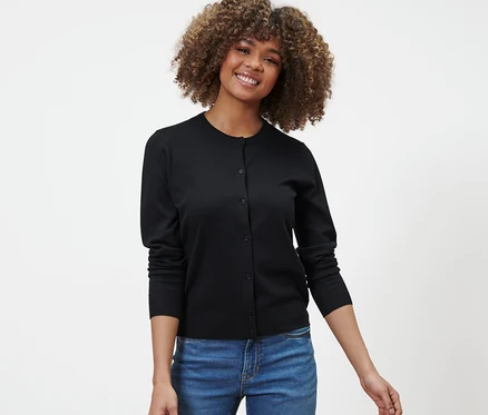 Femme portant un cardigan noir en maille fine et un jean.