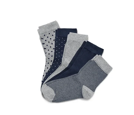 Cinq paires de chaussettes : grises à pois, bleu marine à pois, grises, bleu marine et grises à rayures.