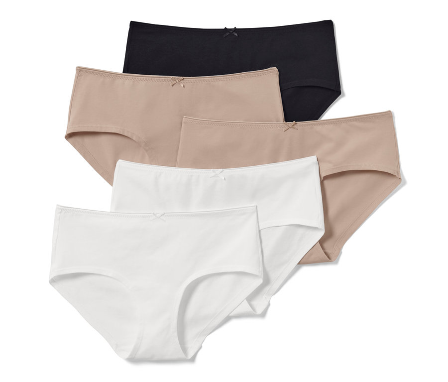 Détail de cinq culottes : une noire, deux beiges et deux blanches.