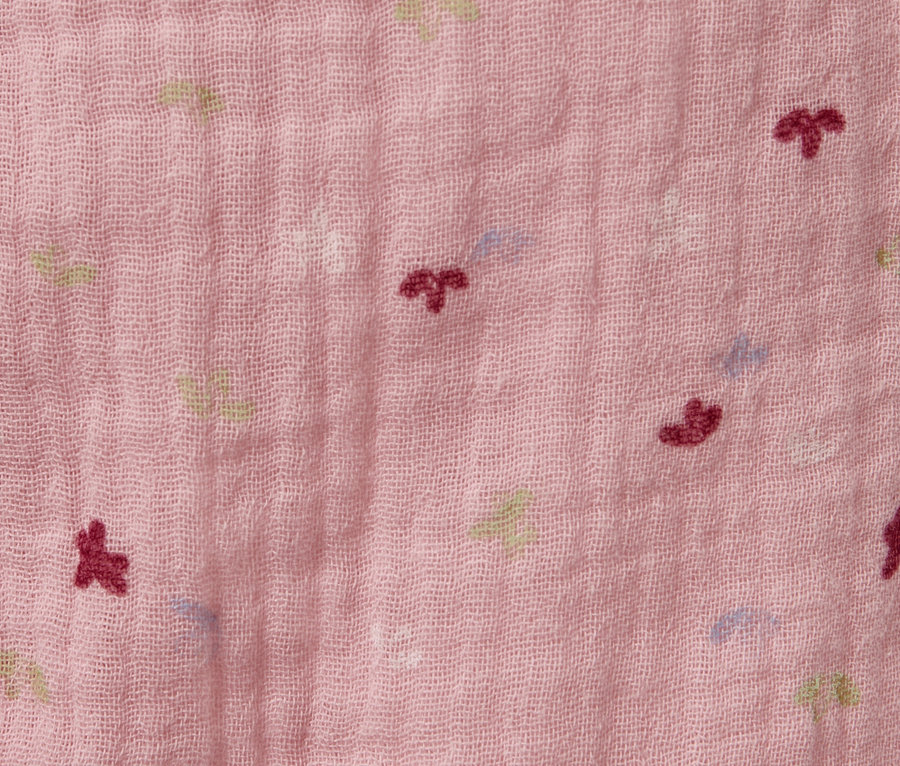 Gros plan sur un pantalon à enfiler rose pour bébé avec un motif délicat.