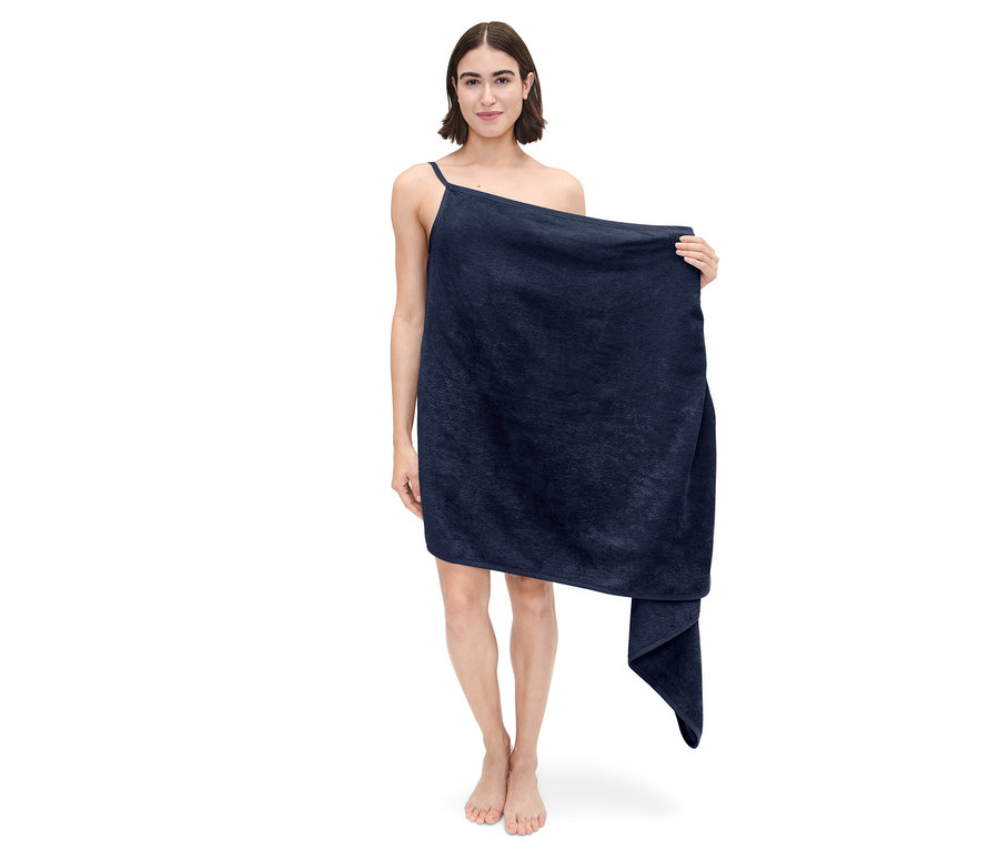 Femme posant dans une robe-linge de toilette bleu foncé.