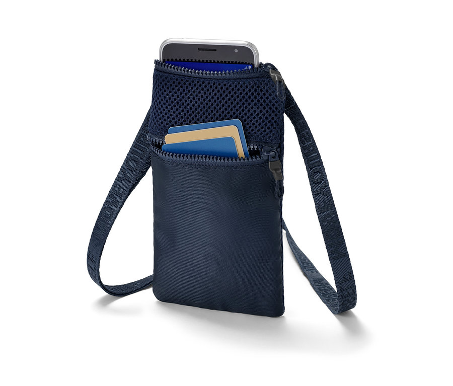 Un sac à bandoulière bleu pour smartphone avec des poches zippées, un smartphone dans la poche supérieure et des cartes dans la poche inférieure.