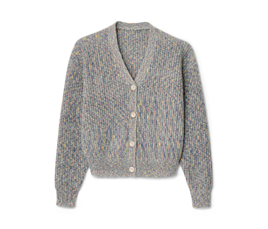 Gilet en maille gris pour enfant avec de la laine et des boutons.