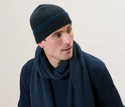Un homme portant un bonnet en maille et une écharpe.