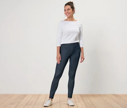 Femme posant en legging aspect jean et haut blanc.