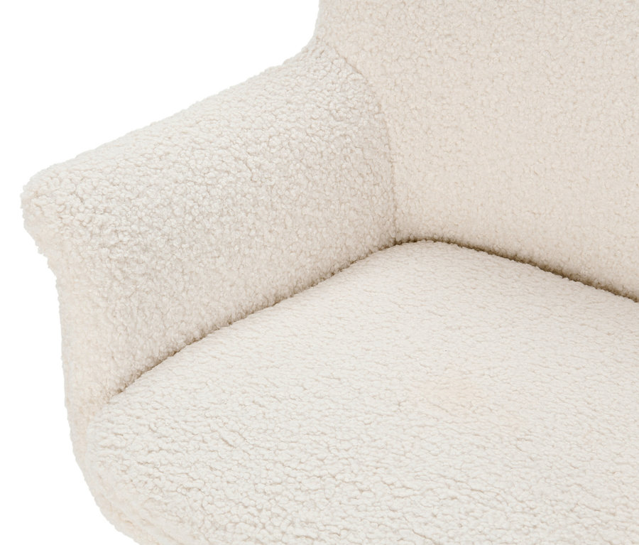 Gros plan sur une chaise à bascule en tissu bouclette.