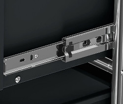 Gros plan sur le tiroir coulissant d'un meuble en métal noir.