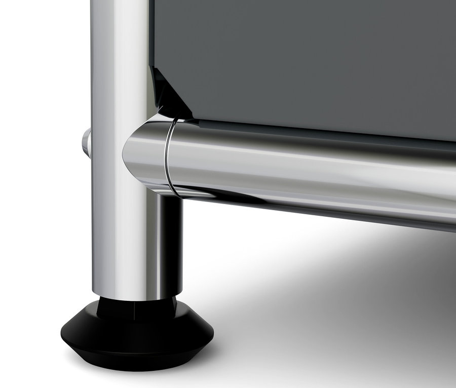 Gros plan sur le pied d'une commode étroite en métal gris « CN3 » avec plateau en bois.