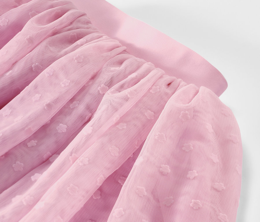 Détail d'une jupe en tulle pour enfant.