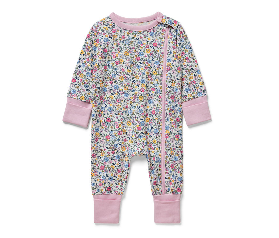 Pyjama fleuri pour bébé.