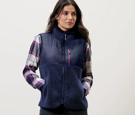 Femme portant un gilet en peluche.