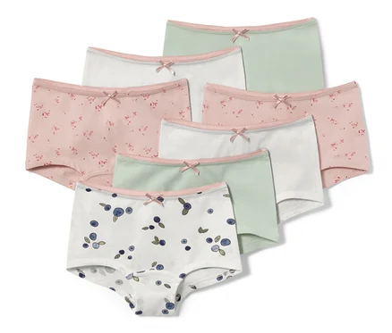 Un ensemble de sept culottes pour tout-petits de différentes couleurs et motifs.