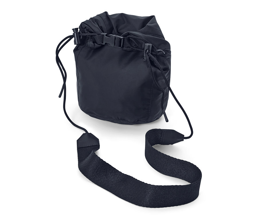 Un sac à bandoulière étanche noir posé sur un fond blanc.