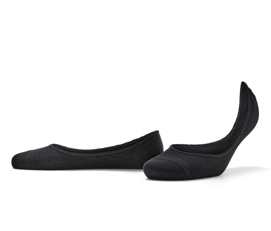 Deux paires de socquettes de sport noires.