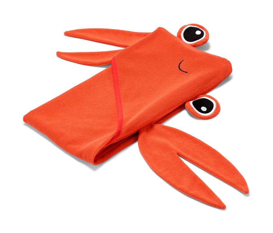 Une serviette à capuche orange en forme de crabe, pliée, sur un fond blanc.