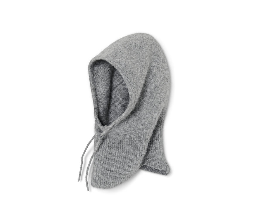 Une capuche en maille grise avec col.