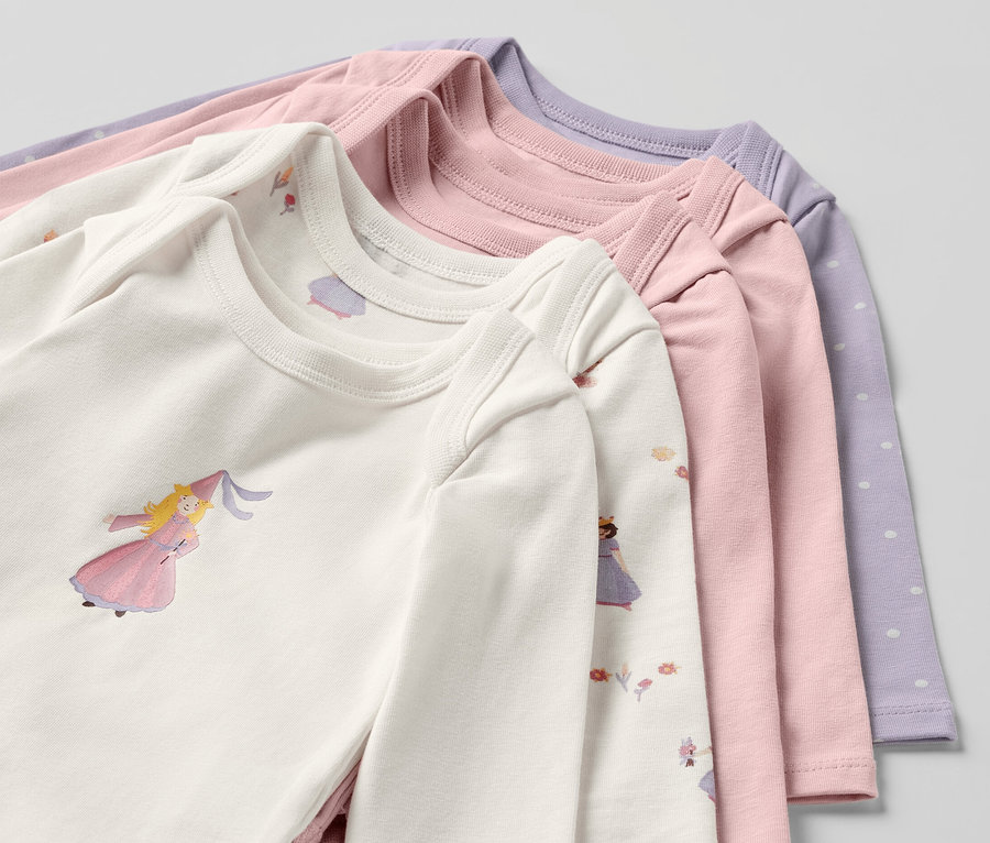 Gros plan sur cinq bodys évolutifs pour bébé avec un motif de princesse.