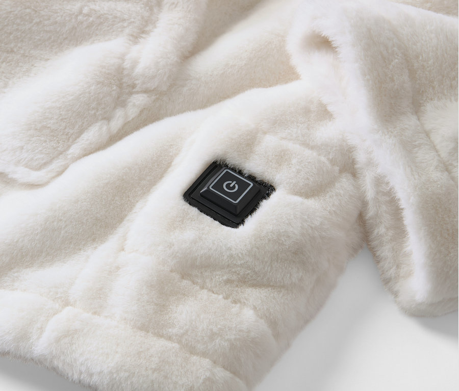 Gros plan sur un pull chauffant à batterie blanc avec un bouton marche/arrêt noir.