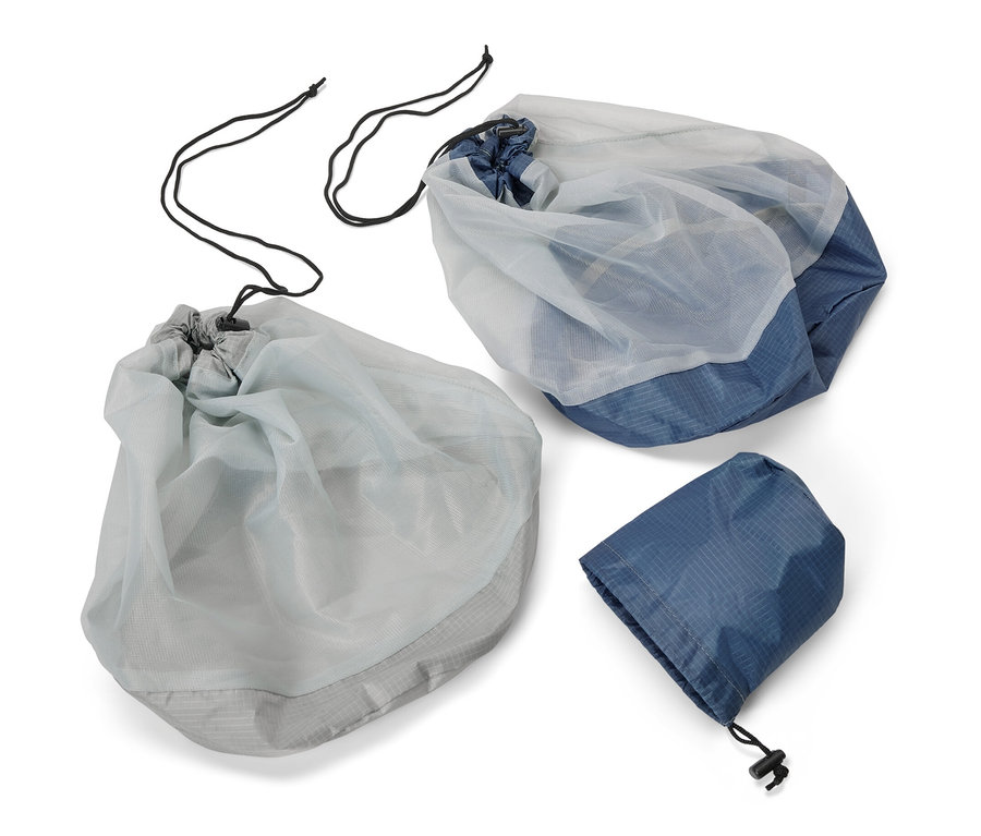 Deux sacs en filet pour l’extérieur et un sac enroulé.