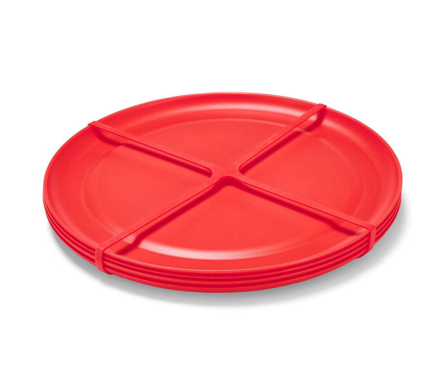 Quatre assiettes de pique-nique rouges maintenues ensemble par une croix élastique rouge.