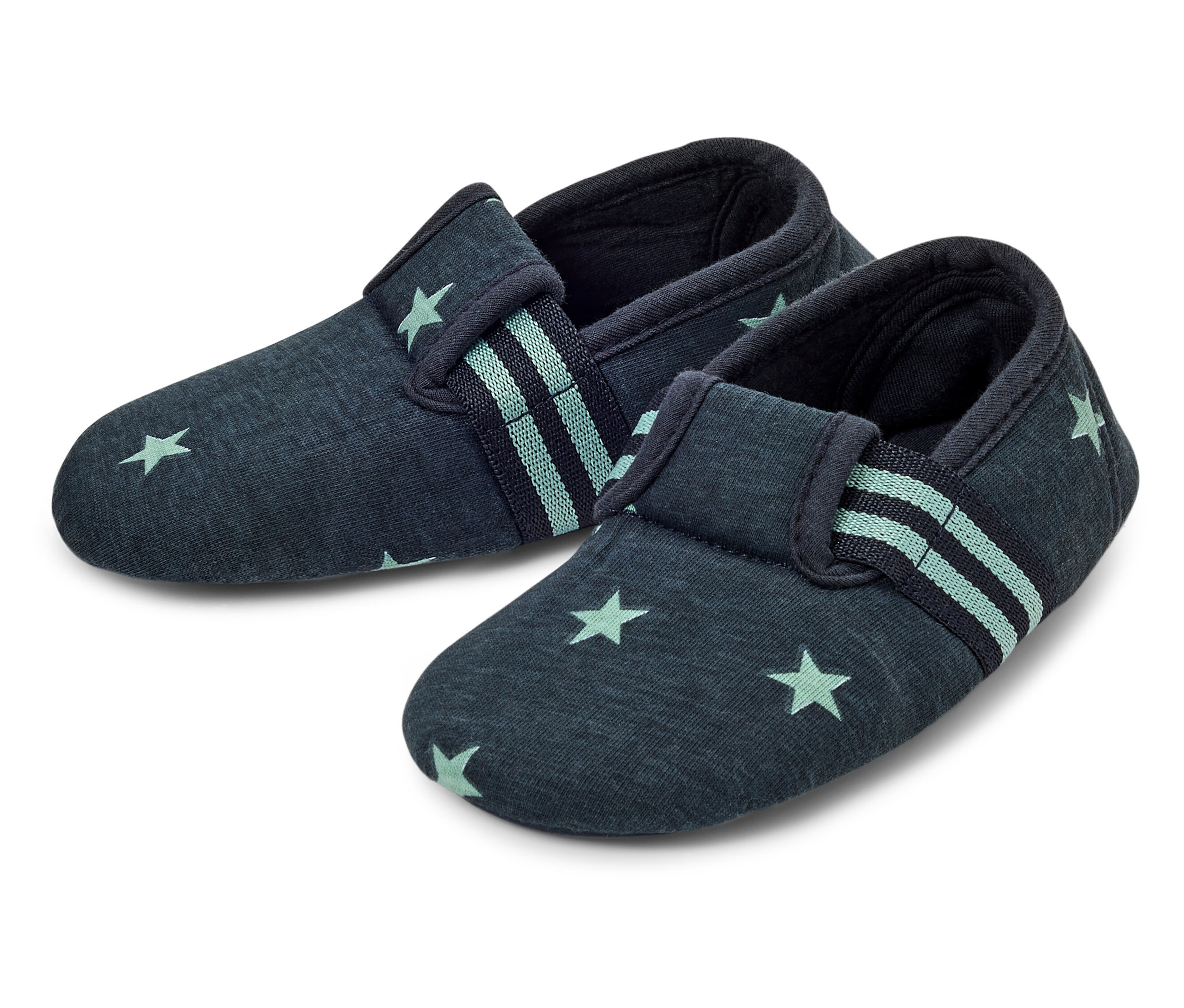 Deux chaussons en tissu bleu avec des étoiles et des rayures.
