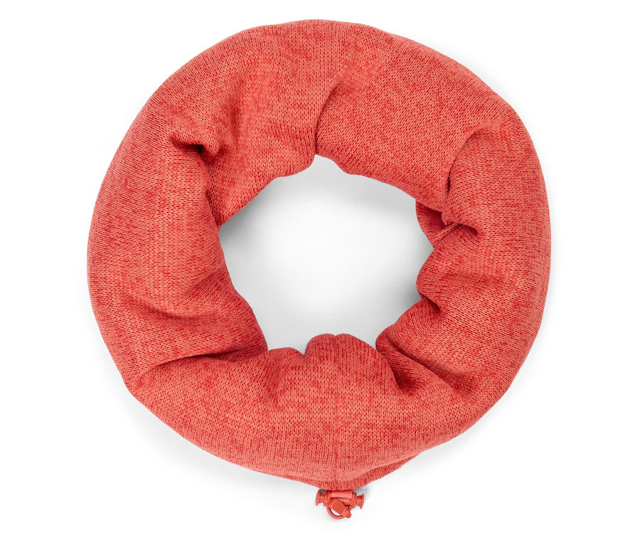 Gros plan d'un cache-cou couleur saumon sur un fond blanc.