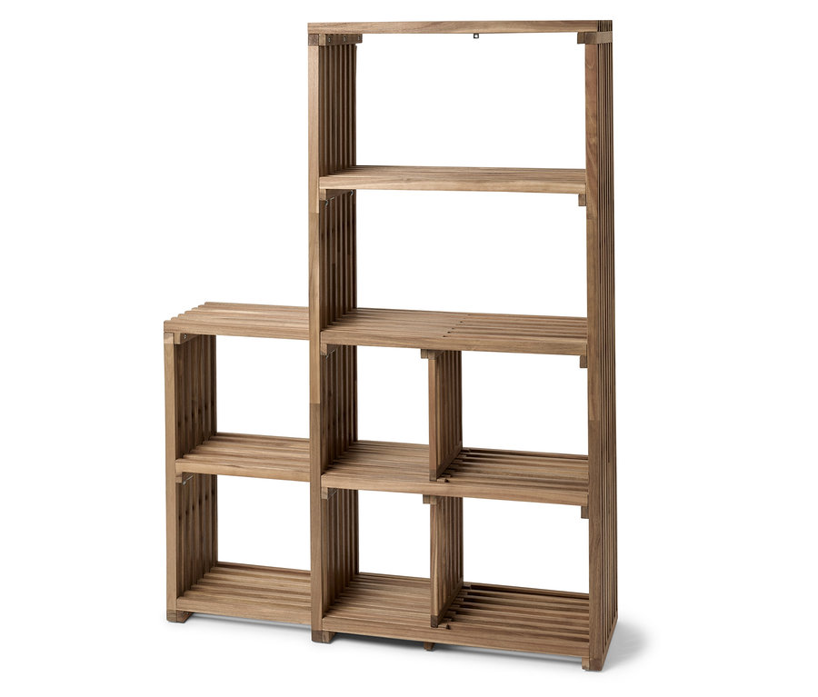 Étagère en bois avec plusieurs étagères et compartiments.