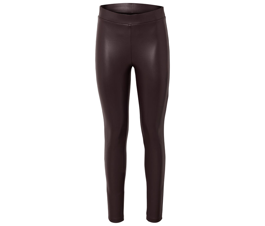 Leggings en similicuir marron sur fond blanc.