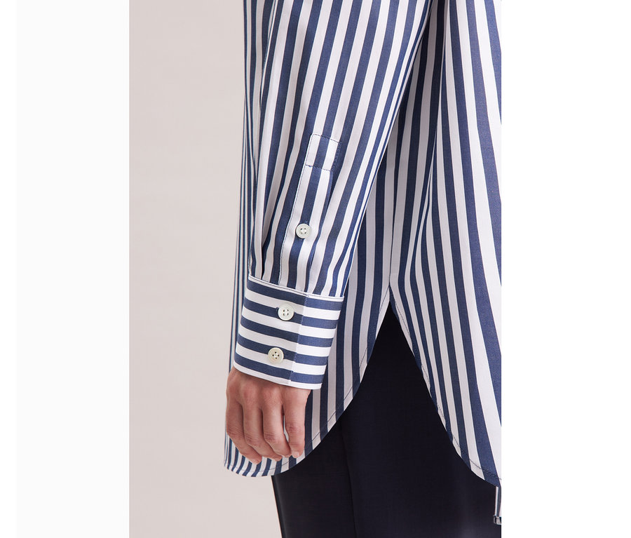 Vue détaillée d'une personne portant une blouse-chemise grande taille Seidensticker à rayures.