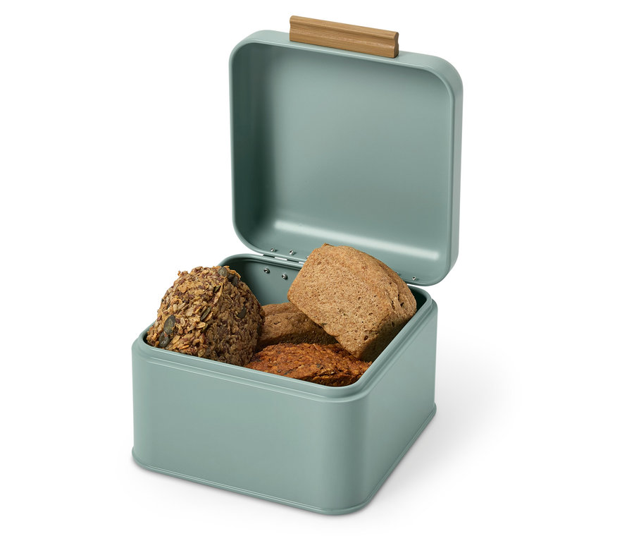 Boîte à pain ouverte bleu-vert avec poignée en bois remplie de pain.