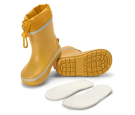 Bottes en caoutchouc jaunes avec semelles intérieures sur fond blanc.