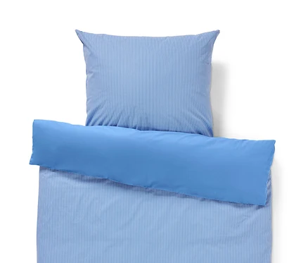 Un ensemble de literie en renforcé de taille standard avec des rayures bleues et blanches.