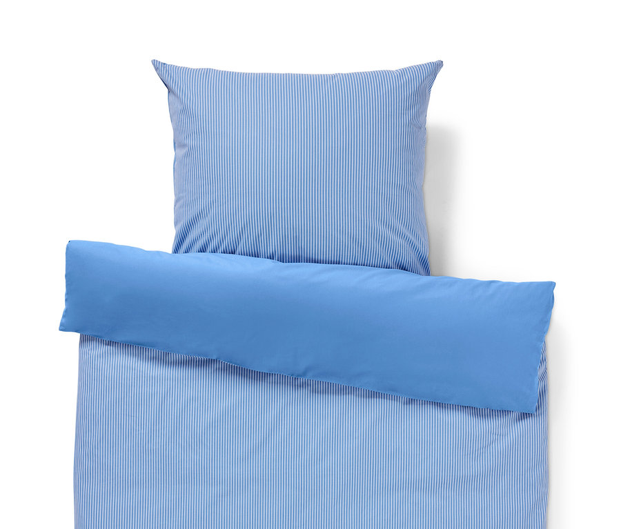 Un ensemble de literie en renforcé de taille standard avec des rayures bleues et blanches.
