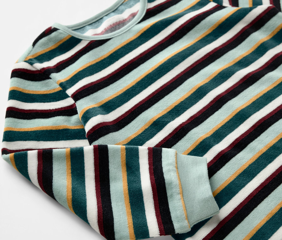 Gros plan sur un pyjama Nicki rayé vert pour enfants.
