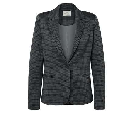 Détail d'un blazer gris avec bouton et motif.