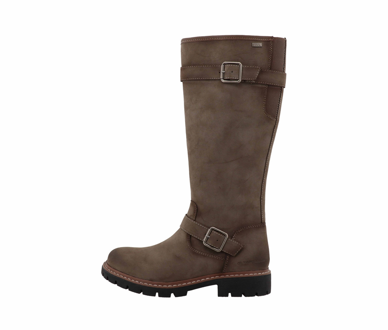 Une botte d'équitation en cuir marron avec des boucles sur fond blanc.