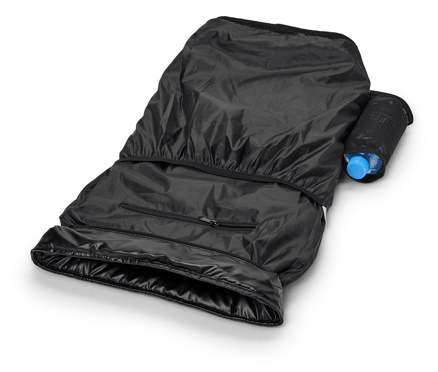 Une chancelière noire avec une bouteille d'eau dans un porte-bouteille.