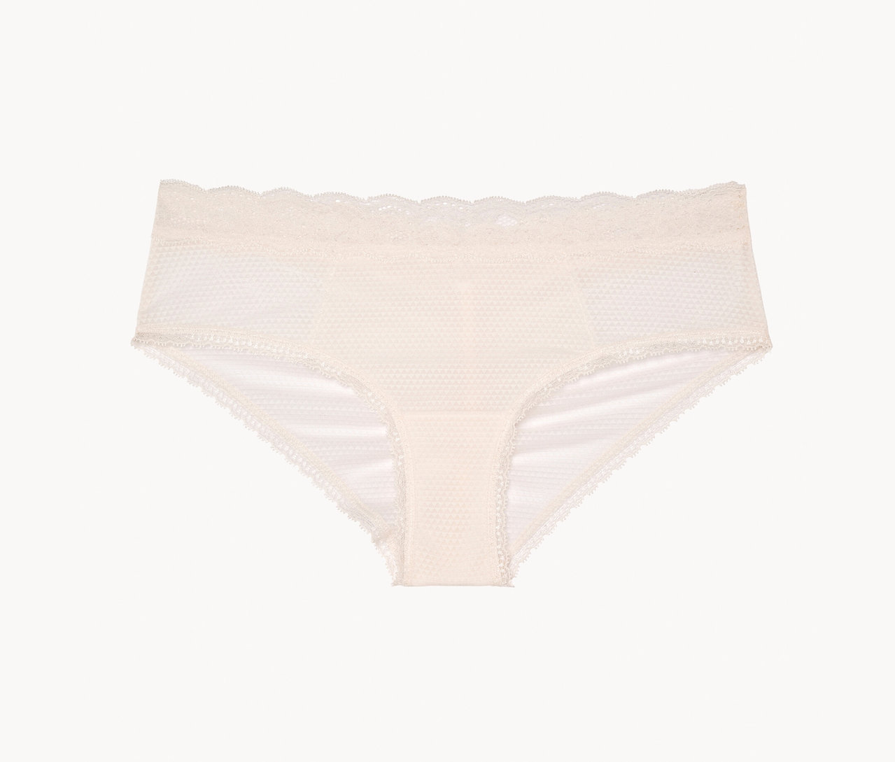 Une culotte couleur crème avec de la dentelle est posée sur un fond blanc.