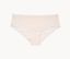 Une culotte couleur crème avec de la dentelle est posée sur un fond blanc.