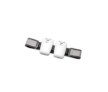 Deux ceintures blanches Silk’n® Lipo pour réduction des graisses et tonification musculaire sur une ceinture noire.