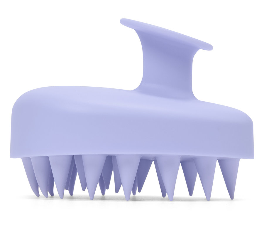 Brosse de massage du cuir chevelu violette avec poignée et picots sur fond blanc.