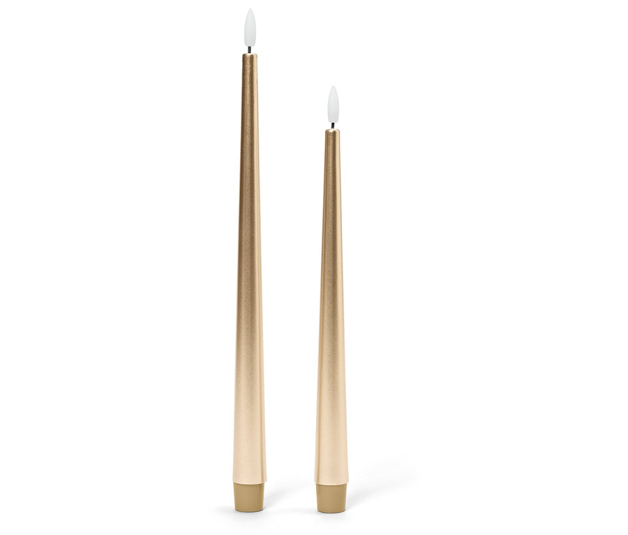Deux bougies coniques dorées de différentes hauteurs avec des flammes blanches.