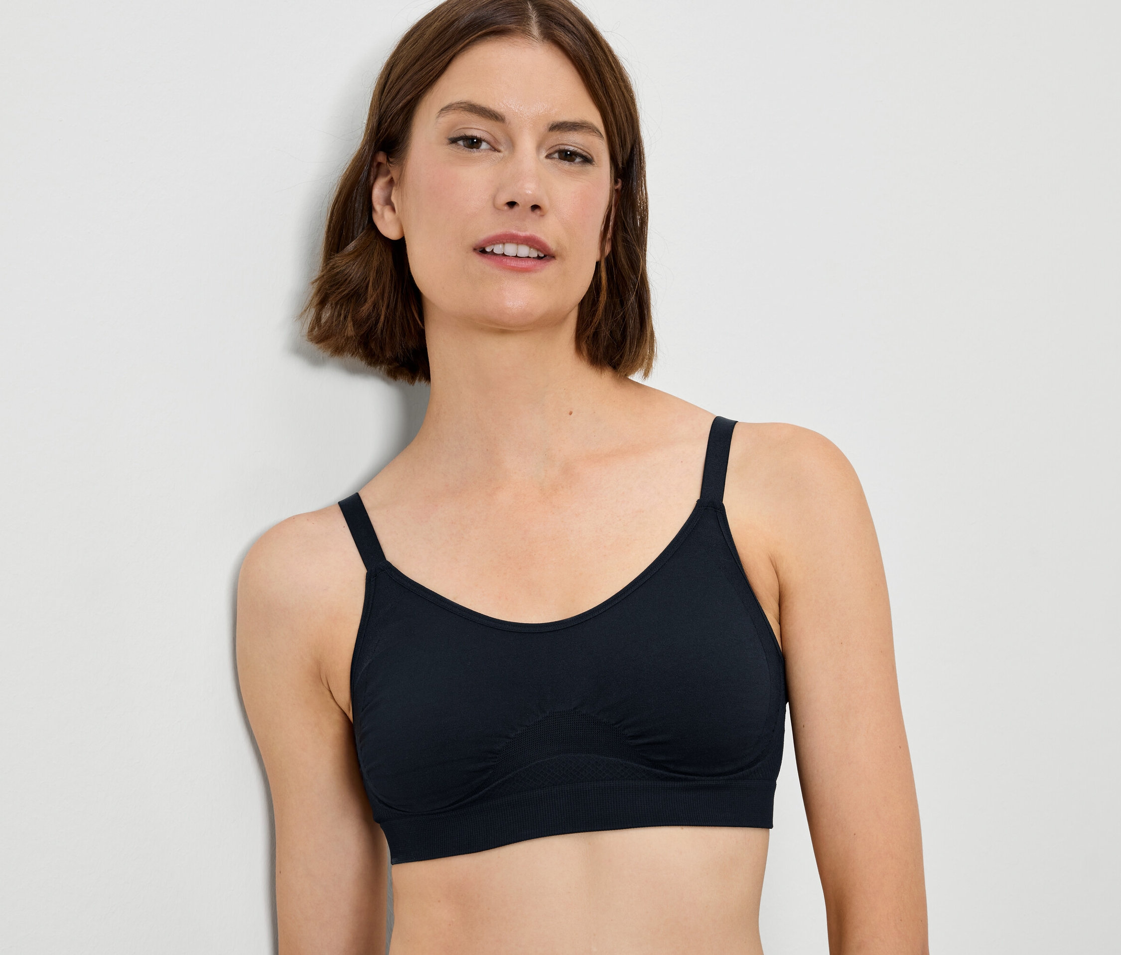 Une femme porte un soutien-gorge noir.