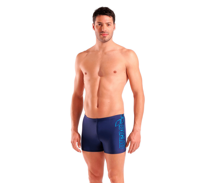 Un homme porte un maillot de bain bleu marine Arena Scratchy.