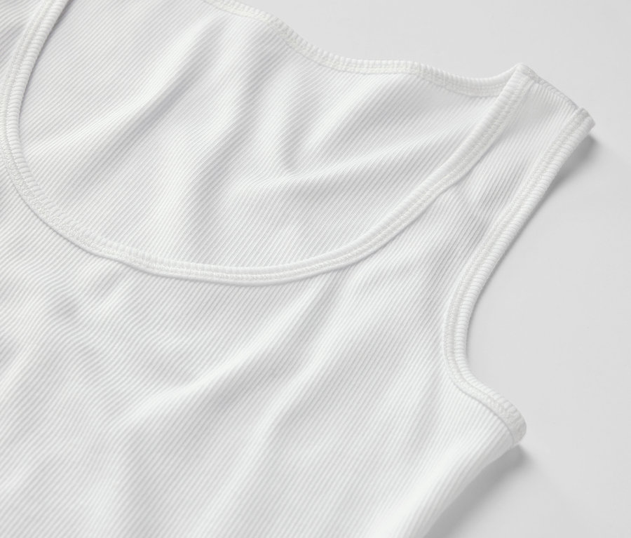Gros plan d'un débardeur blanc côtelé du set 2 caracos en tissu côtelé.